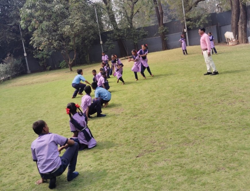 महापालिकेच्या विद्यार्थ्यांचा आयुक्तांच्या जलश्री निवासस्थानी रंगला खो-खोचा खेळ...