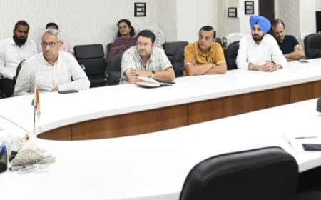 इंधनाची टंचाई नाही, पॅनिक होऊ नका, अफवा पसरवणा-यांवर कायदेशीर कारवाई करणार - जिल्हाधिकारी दिलीप स्वामी