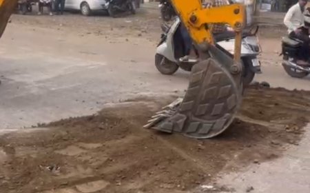 जटवाडा रोडची मुरुम टाकून मलमपट्टी, काम बंद असल्यामुळे समाजसेवकांच्या पुढाकाराने खड्ड्यात टाकले मुरुम...