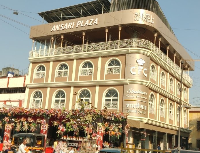 नवीन लूक मध्ये शालिमार फॅमिली रेस्टॉरंट मध्ये खवय्यांची गर्दी...