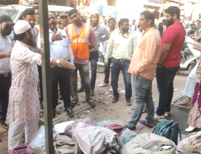 शहागंज ते सिटी चौक रस्त्यावरील हाॅकर्सवर कारवाई सुरू, उद्यापासून रस्त्यावर हातगाडीवर व्यवसाय केला तर सामान जप्त होणार...