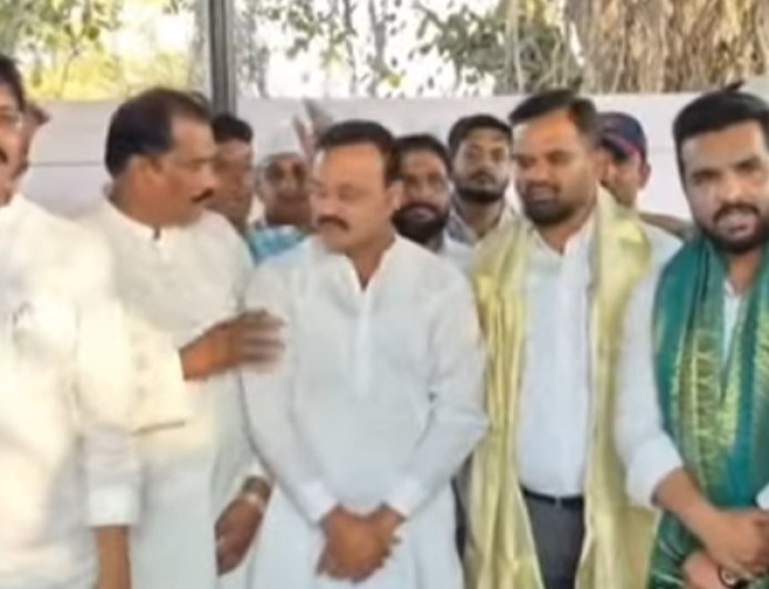 महापौर, विरोधीपक्षनेते यांनी ऐतिहासिक छावणी ईदगाहची केली पाहणी...