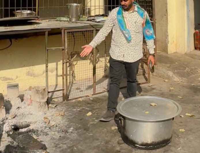 अभियांत्रिकीच्या विद्यार्थ्यांसाठी चुलीवर स्वयंपाक, एनएसयुआय अक्रामक...