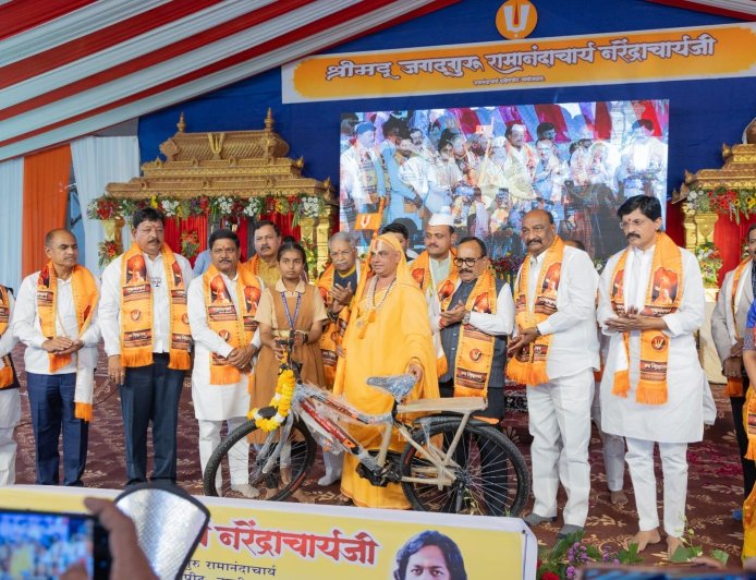 फुलंब्रीत जगद्गुरु रामानंदाचार्य नरेंद्राचार्य यांच्या उपस्थितीत समस्या मार्गदर्शन कार्यक्रम उत्साहात...