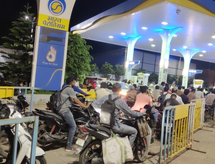 पेट्रोल पंपावरील रांगांनी कोरोना काळात लागलेल्या लाॅकडाऊनच्या आठवणी ताज्या केल्या, पुन्हा लाॅकडाऊन लागणार का...?