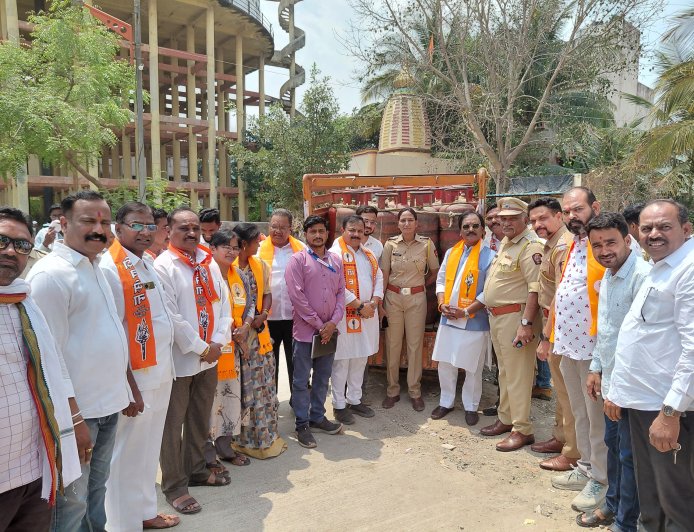 गॅस टंचाई व काळाबाजार विरोधात शिवसेनेचे तीव्र आंदोलन...