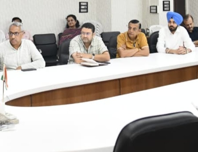 इंधनाची टंचाई नाही, पॅनिक होऊ नका, अफवा पसरवणा-यांवर कायदेशीर कारवाई करणार - जिल्हाधिकारी दिलीप स्वामी