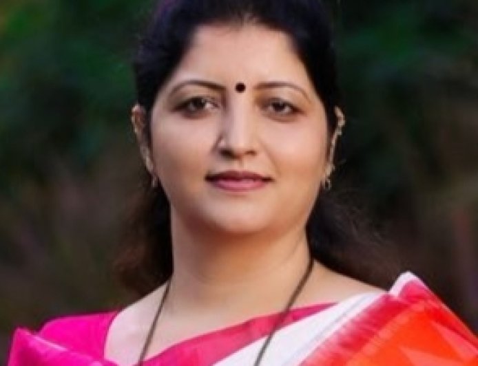 रुपाली चाकणकर यांचा अखेर महीला प्रदेशाध्यक्ष पदाचा राजीनामा...