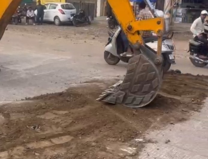 जटवाडा रोडची मुरुम टाकून मलमपट्टी, काम बंद असल्यामुळे समाजसेवकांच्या पुढाकाराने खड्ड्यात टाकले मुरुम...