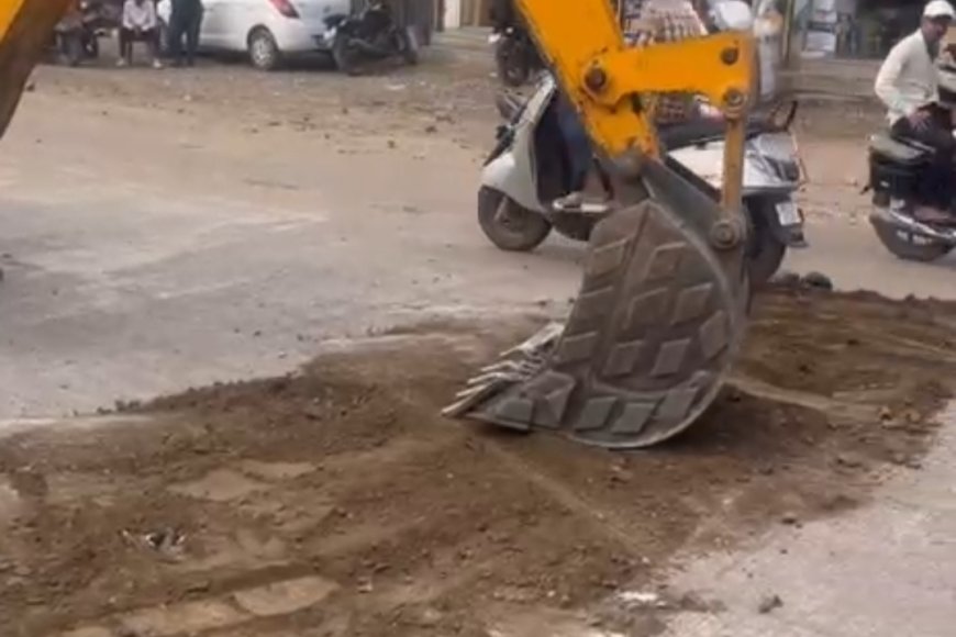 जटवाडा रोडची मुरुम टाकून मलमपट्टी, काम बंद असल्यामुळे समाजसेवकांच्या पुढाकाराने खड्ड्यात टाकले मुरुम...