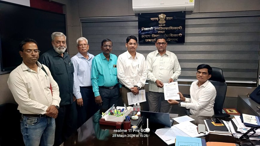 जिल्हाधिकारी कार्यालयासमोर भारत मुक्ती मोर्चाच्या वतीने केली निदर्शने...