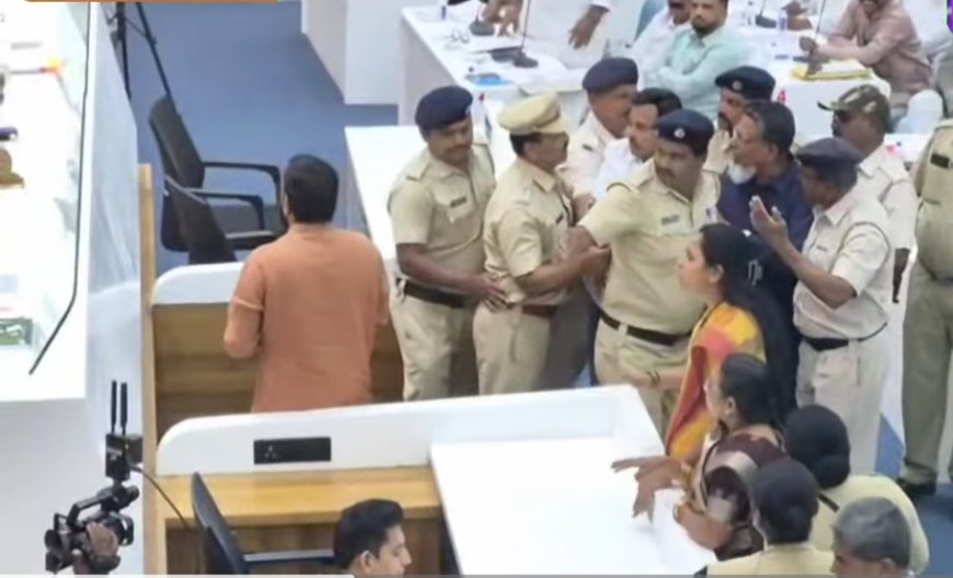 पहिल्याच सर्वसाधारण सभेत शिवसेनेच्या नगरसेवकांचा राडा, सुरक्षारक्षकांनी काढले बाहेर...