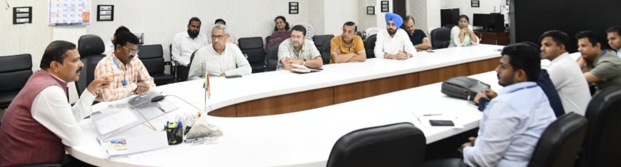 इंधनाची टंचाई नाही, पॅनिक होऊ नका, अफवा पसरवणा-यांवर कायदेशीर कारवाई करणार - जिल्हाधिकारी दिलीप स्वामी