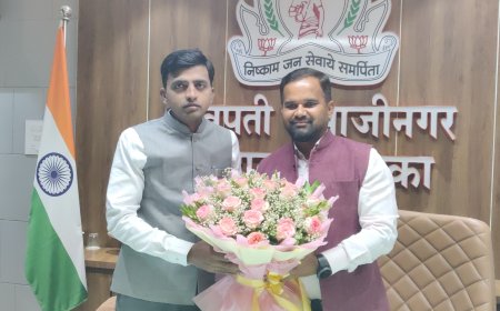 महापालिकेचे नुतन आयुक्त अमोल येडगे यांनी स्विकारला पदभार, जाता जाता मावळते आयुक्त जी श्रीकांत यांनी घेतली सुरक्षारक्षकांची भेट...