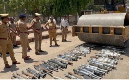 बुलेट मधून कर्णकर्कश आवाज करणा-या सायलेंसरचा पोलिसांनी केला चुराडा...!