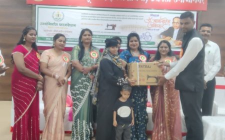 डॉ. बाबासाहेब आंबेडकर यांच्या जयंतीनिमित्त बचत गटाच्या गरजू महीलांना शिलाई मशीनचे वाटप...