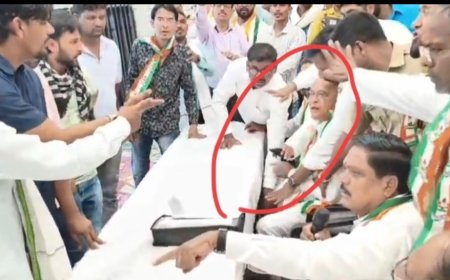 काँग्रेस जिल्हाध्यक्षांचा महीला कार्यकर्त्यावर बुट फेकण्याचा प्रयत्न, महीला पदाधिकाऱ्याची अर्वाच्य भाषेत टीप्पनी...