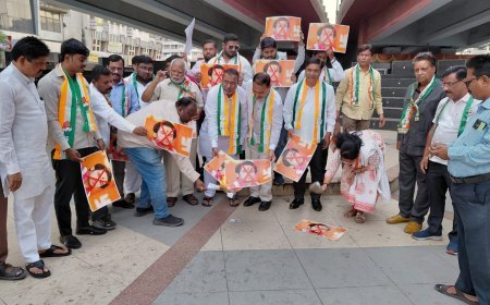 बाबा बागेश्वर यांच्या विरोधात काँग्रेस अक्रामक, क्रांती चौकात जाळले पोस्टर...!