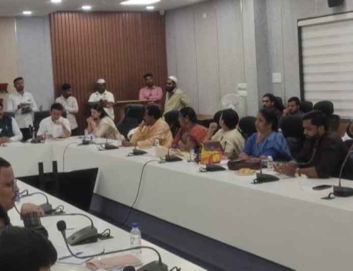 आठवडी बाजार बंद करण्यास सत्ताधारी व विरोधी पक्षाच्या नगरसेवकांचाही विरोध...