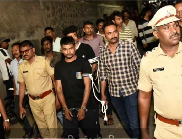 गँगवाॅर विरुध्द शहर पोलिसांची कडक कारवाई, गोळीबार करणाऱ्या आरोपींची काढली धिंड...!