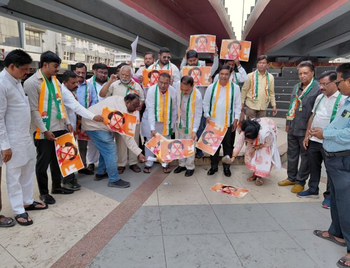 बाबा बागेश्वर यांच्या विरोधात काँग्रेस अक्रामक, क्रांती चौकात जाळले पोस्टर...!