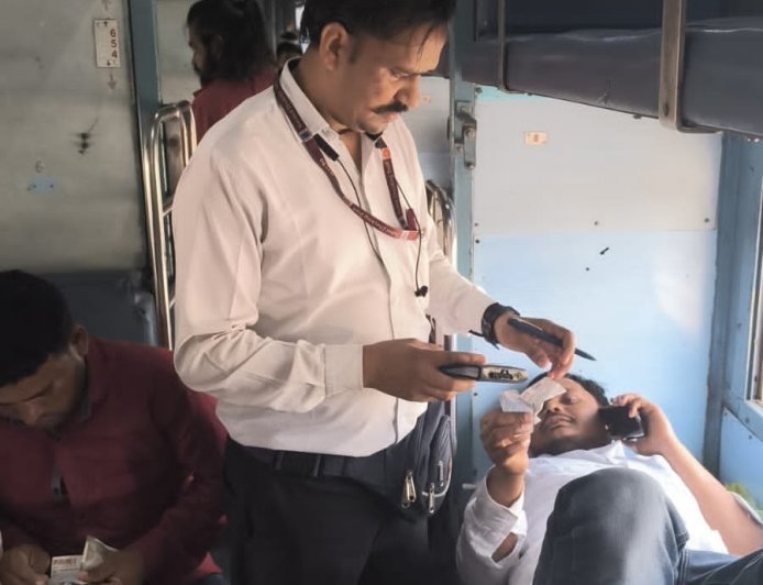 रेल्वेत विनातिकीट प्रवास करणाऱ्या विरोधात मोहीम, 4.65 लाखांचा दंड वसूल...