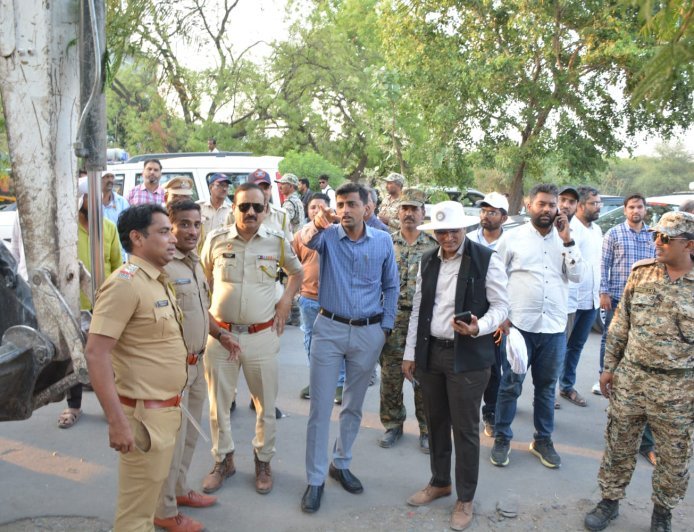 अखेर मनपाचा बुलडोझर रस्त्यावर, 144 अतिक्रमणे जमीनदोस्त, अमोल येडगे यांची पाहणी...