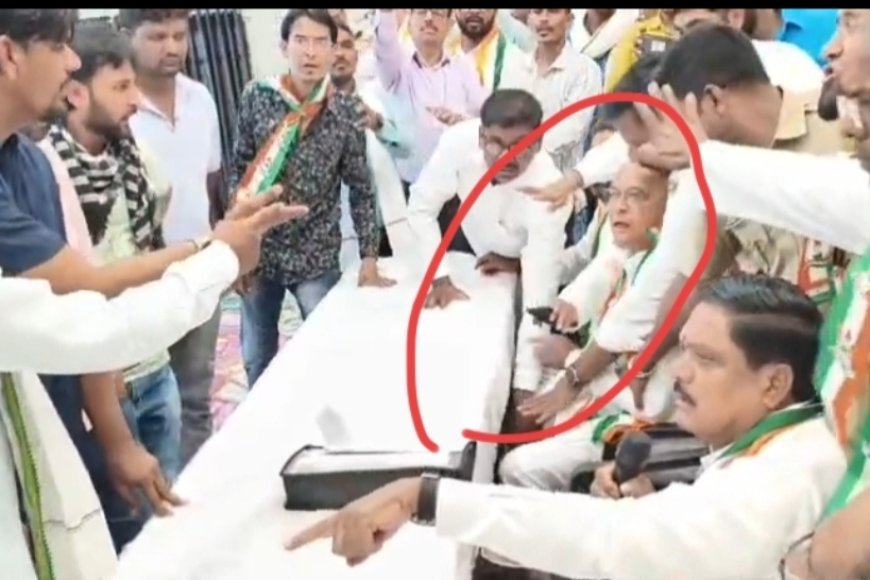 काँग्रेस जिल्हाध्यक्षांचा महीला कार्यकर्त्यावर बुट फेकण्याचा प्रयत्न, महीला पदाधिकाऱ्याची अर्वाच्य भाषेत टीप्पनी...