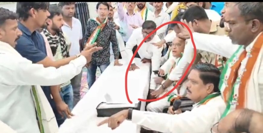 काँग्रेस जिल्हाध्यक्षांचा महीला कार्यकर्त्यावर बुट फेकण्याचा प्रयत्न, महीला पदाधिकाऱ्याची अर्वाच्य भाषेत टीप्पनी...