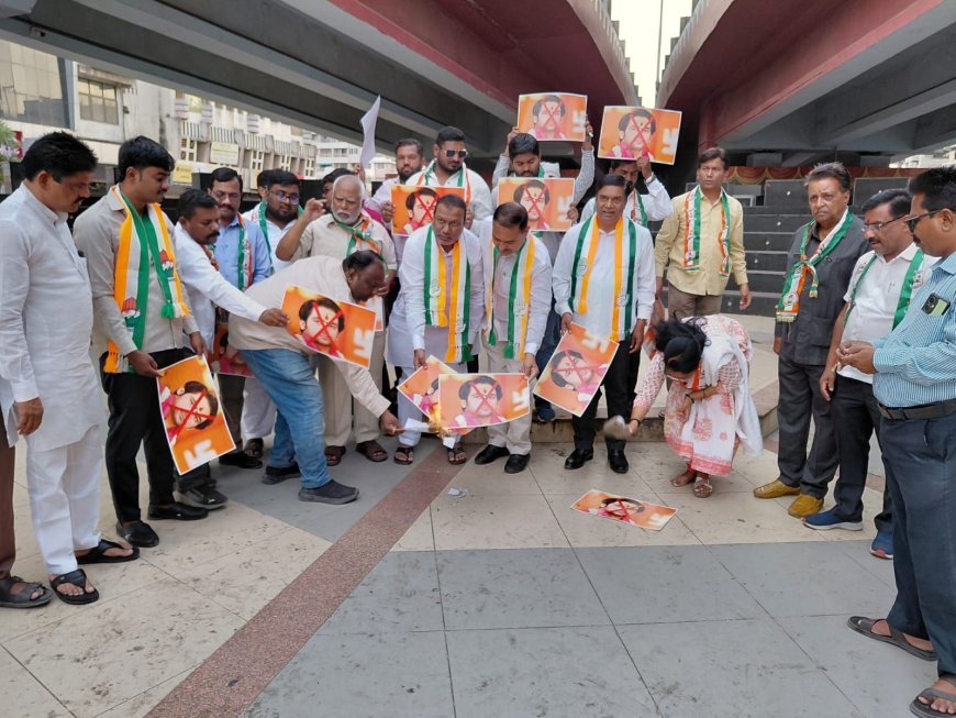 बाबा बागेश्वर यांच्या विरोधात काँग्रेस अक्रामक, क्रांती चौकात जाळले पोस्टर...!