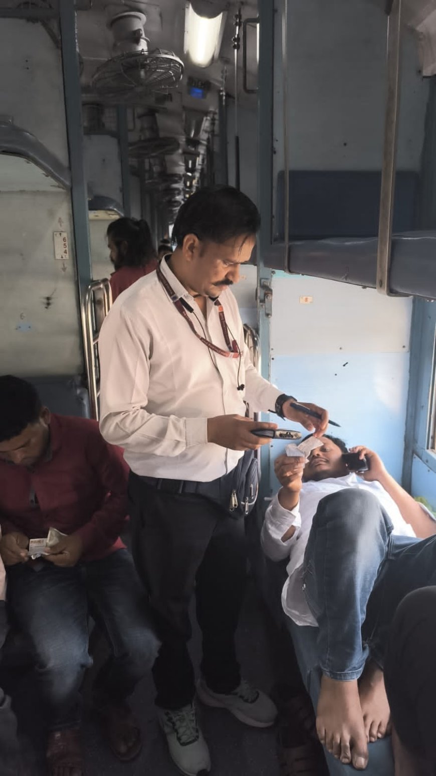 रेल्वेत विनातिकीट प्रवास करणाऱ्या विरोधात मोहीम, 4.65 लाखांचा दंड वसूल...