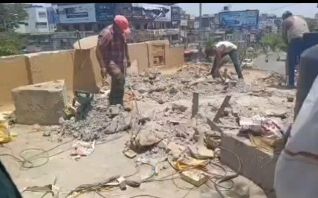 मतीनच्या बुलडोझर कारवाईचा फटका भाजपचे नगरसेवकांना, स्वतः अनधिकृत बांधकाम काढण्यास सुरुवात...!