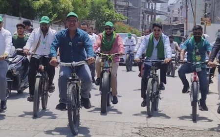 ईव्ही कार खरेदीच्या निषेधार्थ एमआयएमची गांधीगिरी, सायकलवर बसुन मनपात दाखल नगरसेवक...!