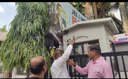 आरसीसी कोचिंग क्लासेसवर एमआयएमचा हल्ला, मोटेगावकरच्या पोस्टरला काळे फासले...!