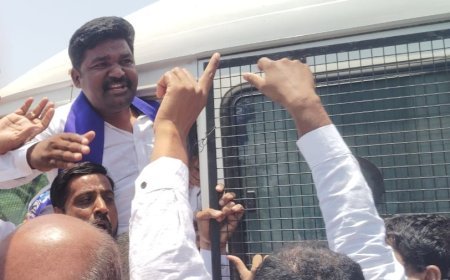 पालकमंत्री यांच्या घराकडे निघालेला मोर्चा पोलिसांनी अडवला, एससी उपवर्गीकरणाला विरोध...!