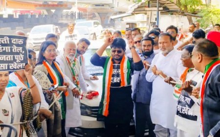 गाडी दोरीने ओढून काँग्रेसचे इंधन दरवाढ विरोधात अनोखे आंदोलन...!