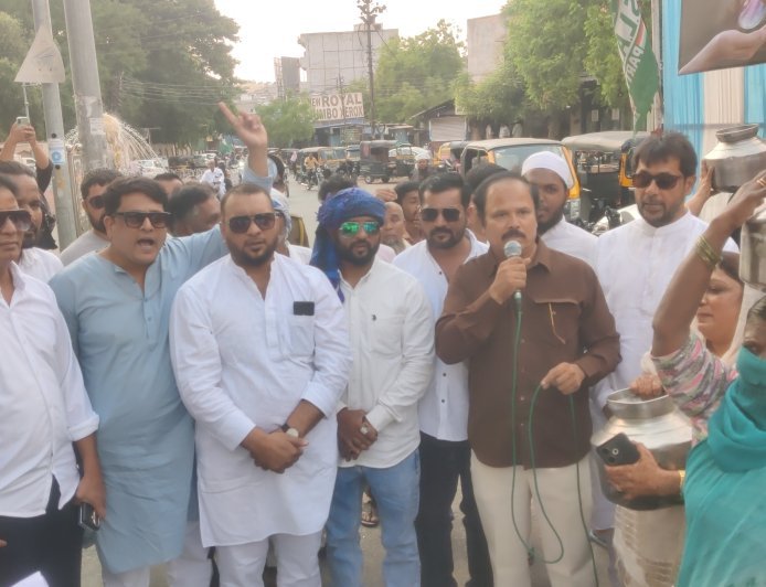 इस्लाम पार्टीचे शहरात पहीले आंदोलन पाण्यासाठी, रिकामे हंडे घेऊन महीला रस्त्यावर...!