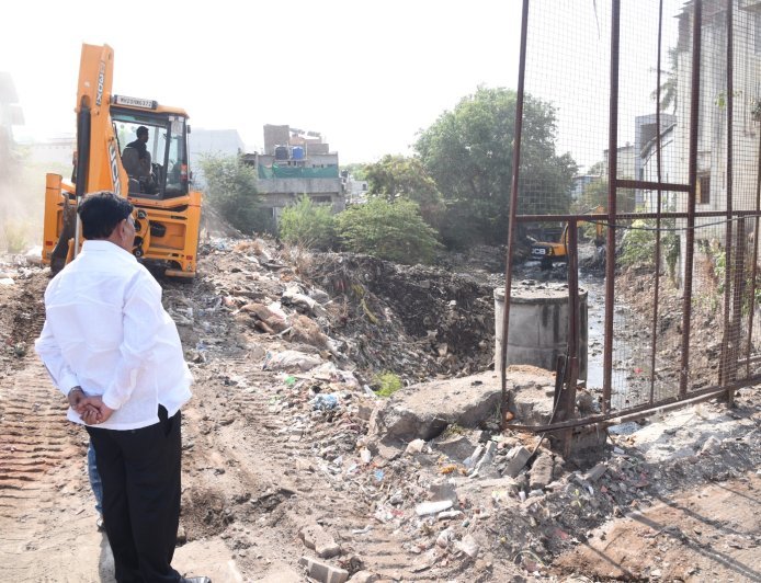 नाल्यावरील अतिक्रमणे काढण्याचे सभापतींचे आदेश...!