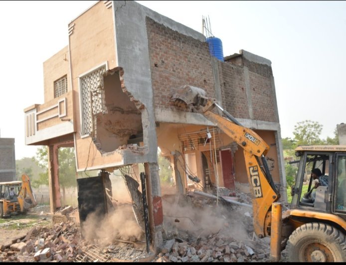 मतीन पटेल यांच्या मालमत्तेवर बुलडोझर कारवाईने शहराचे राजकारण तापले, 3 मालमत्ता 2 तासात जमीनदोस्त...!