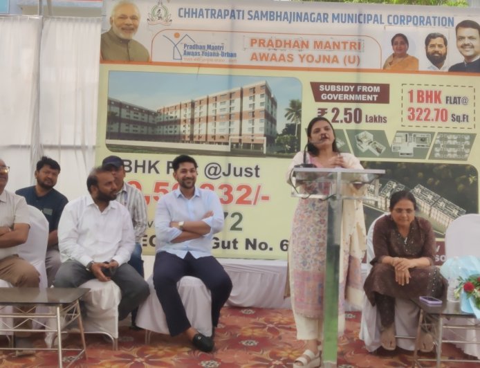 पडेगाव येथे पंतप्रधान आवास योजनेच्या लाभार्थ्यांना कर्ज मंजूर करण्यासाठी घेतला मेळावा...