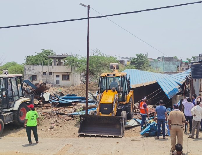 म्हशीच्या गोठ्यांवर फिरला मनपाचा बुलडोझर...