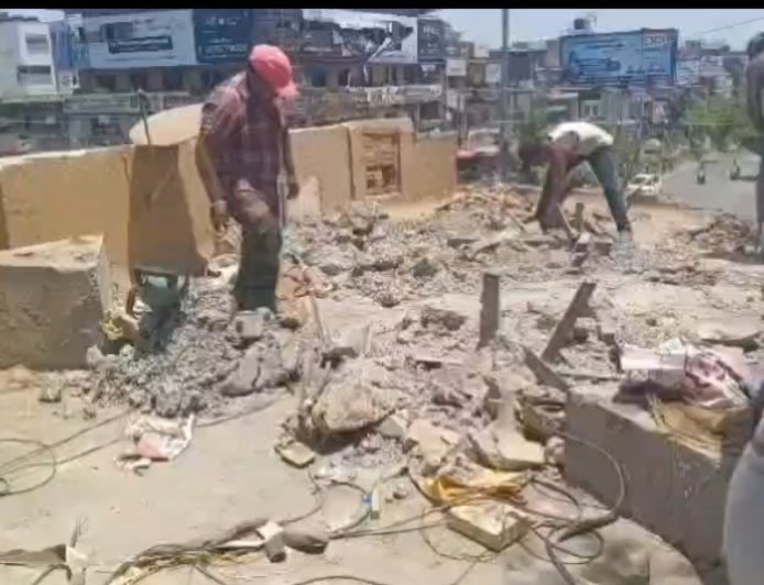 मतीनच्या बुलडोझर कारवाईचा फटका भाजपचे नगरसेवकांना, स्वतः अनधिकृत बांधकाम काढण्यास सुरुवात...!