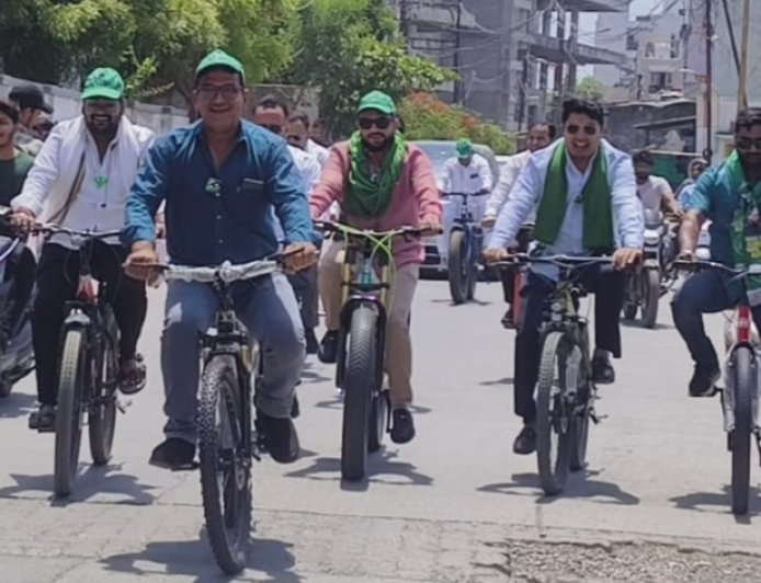 ईव्ही कार खरेदीच्या निषेधार्थ एमआयएमची गांधीगिरी, सायकलवर बसुन मनपात दाखल नगरसेवक...!