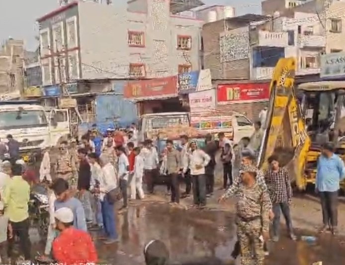 किराडपुरा, आझाद चौक रस्ता बाधित रेती, खडी विटा विक्रेत्यांवर मनपाची कार्यवाई...!