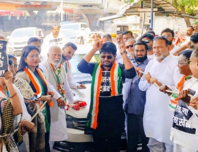 गाडी दोरीने ओढून काँग्रेसचे इंधन दरवाढ विरोधात अनोखे आंदोलन...!