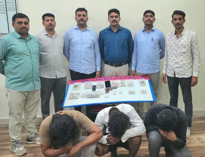 सोनाराची गाडी अडवून चाकूचा धाक दाखवून लूटणारी टोळी गजाआड...!