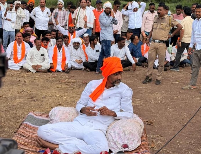 रखरखत्या उन्हात मनोज जरांगे पाटील यांचे आमरण उपोषणाला सुरुवात, काल मंत्री राधाकृष्ण विखे पाटील यांच्याशी झालेली चर्चा निष्फळ...!
