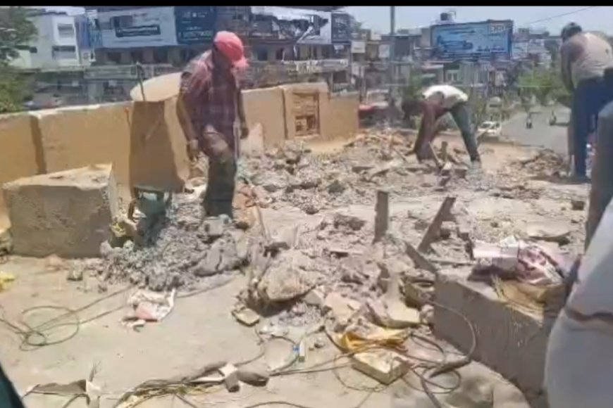 मतीनच्या बुलडोझर कारवाईचा फटका भाजपचे नगरसेवकांना, स्वतः अनधिकृत बांधकाम काढण्यास सुरुवात...!