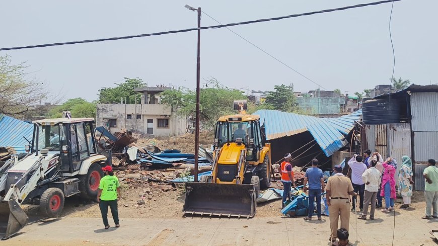 म्हशीच्या गोठ्यांवर फिरला मनपाचा बुलडोझर...