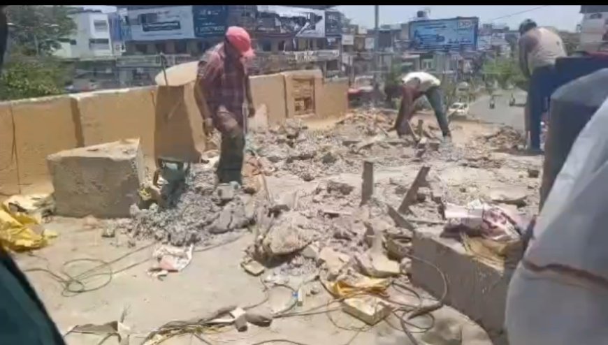 मतीनच्या बुलडोझर कारवाईचा फटका भाजपचे नगरसेवकांना, स्वतः अनधिकृत बांधकाम काढण्यास सुरुवात...!